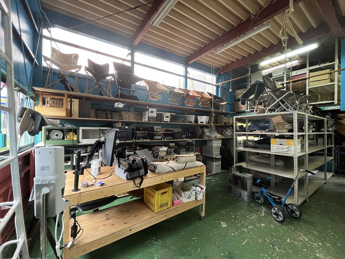 KitchenCamp_JP's tweet photo. キッチン��ャンプの倉庫紹介。
ここは展示ルームです！
サンプルなどの色んなギアを並べてインスピレーションを高めています。 https://t.co/zoyLNrqWvJ