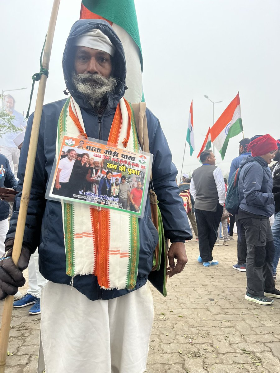 Meet Pandit Anokhelaal ji tiwari from Raebareli. He has done so far around 25k KMs of padyatra in his life for the @INCIndia . He says this #Bharatjodoyatra will Definitely be a successful  JanAndolan which will Re-write a NewHistory of INDIA .
