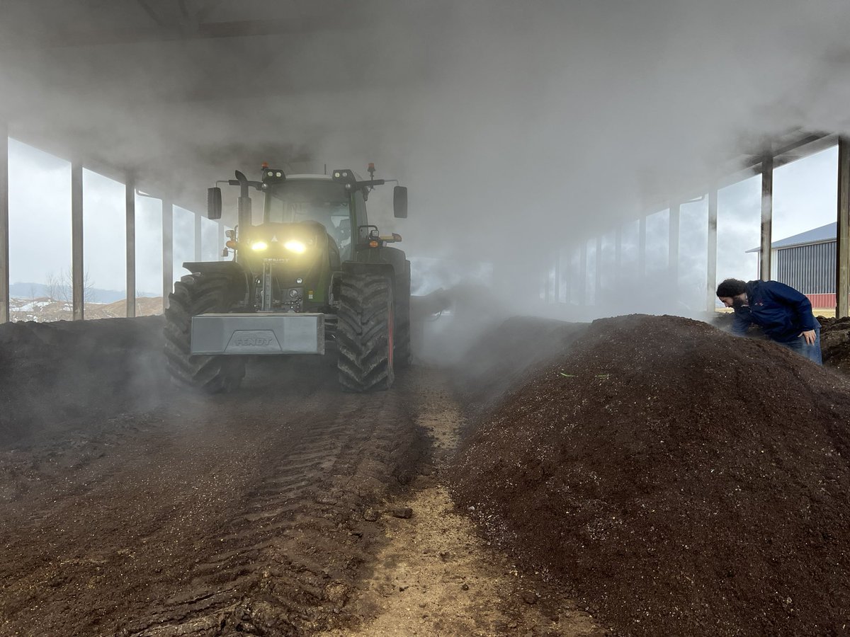 XiaZhuBarker's tweet photo. Composting manure is feasible in Wisconsin Winter! Toured #EndresBerryridgeFarms & their super cool #compostfacility . Had great conversation with farm director Jeff Endres, met Marian Viney. Learned lots about composting. Thanks Kim Meyer for the opportunity! @dairy_hub https://t.co/8op1lNs97T