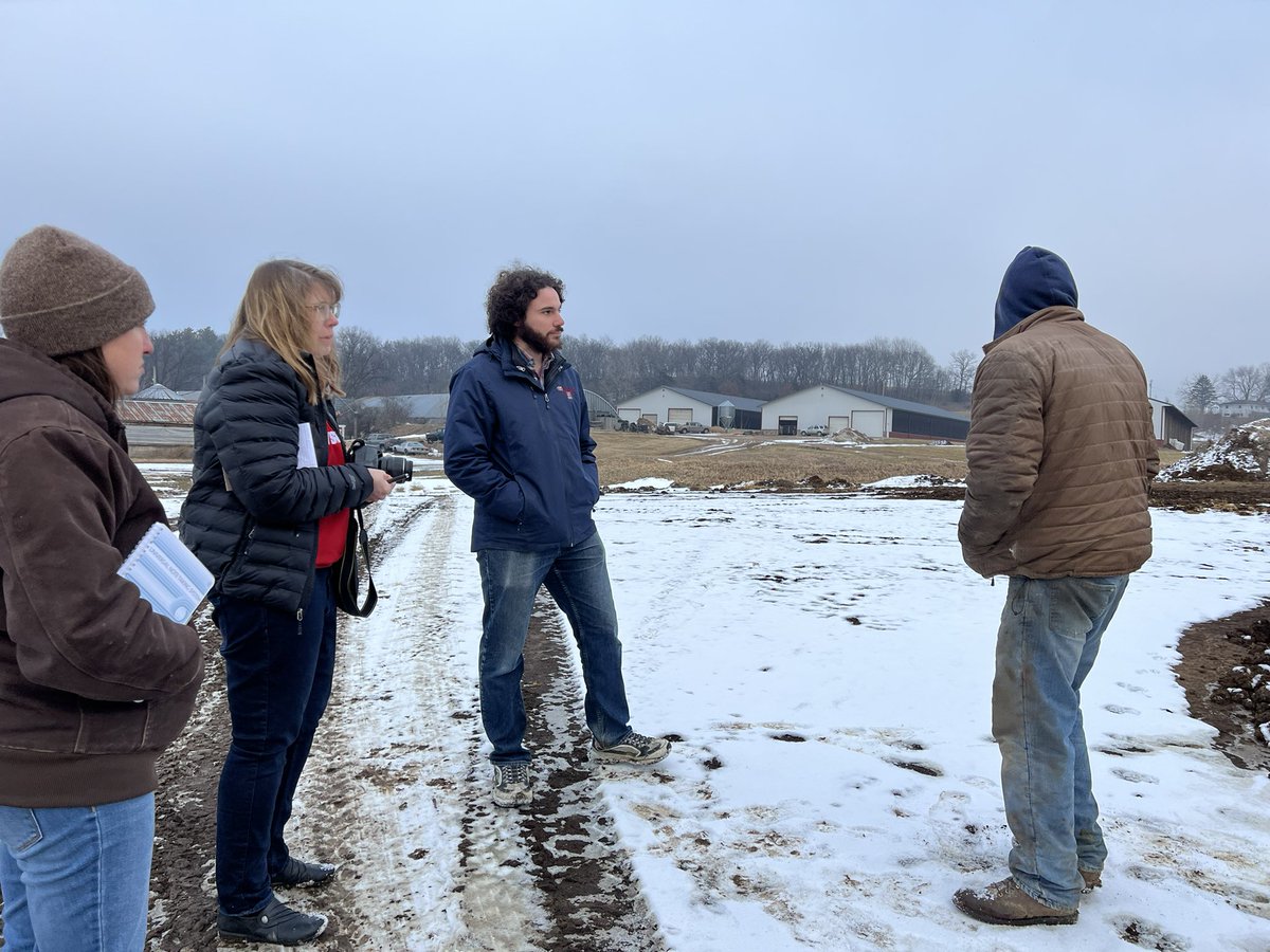 XiaZhuBarker's tweet photo. Composting manure is feasible in Wisconsin Winter! Toured #EndresBerryridgeFarms & their super cool #compostfacility . Had great conversation with farm director Jeff Endres, met Marian Viney. Learned lots about composting. Thanks Kim Meyer for the opportunity! @dairy_hub https://t.co/8op1lNs97T