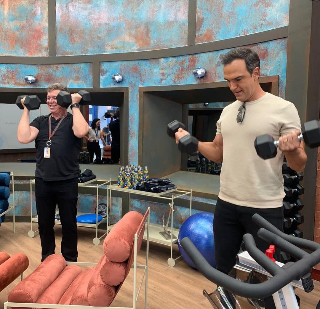 eurealitys's tweet photo. OS MAIORAIS. Big Boss e Tadeu apresentando a nova academia da casa. Não mostraram se esse ano vai ter o cantinho da estratégia, será que mudou? #BBB23 https://t.co/K0V53rU3P3