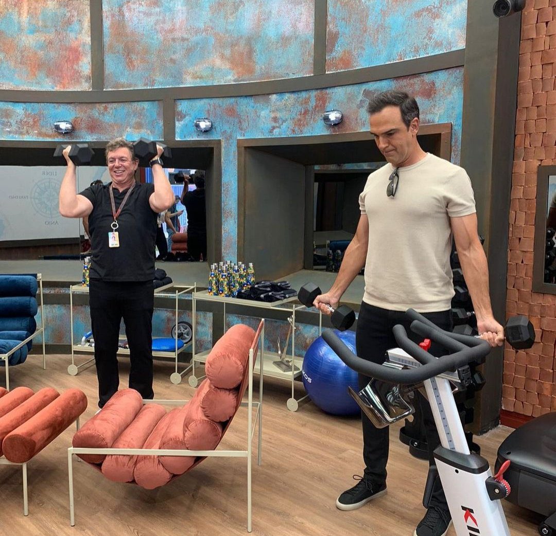 eurealitys's tweet photo. OS MAIORAIS. Big Boss e Tadeu apresentando a nova academia da casa. Não mostraram se esse ano vai ter o cantinho da estratégia, será que mudou? #BBB23 https://t.co/K0V53rU3P3