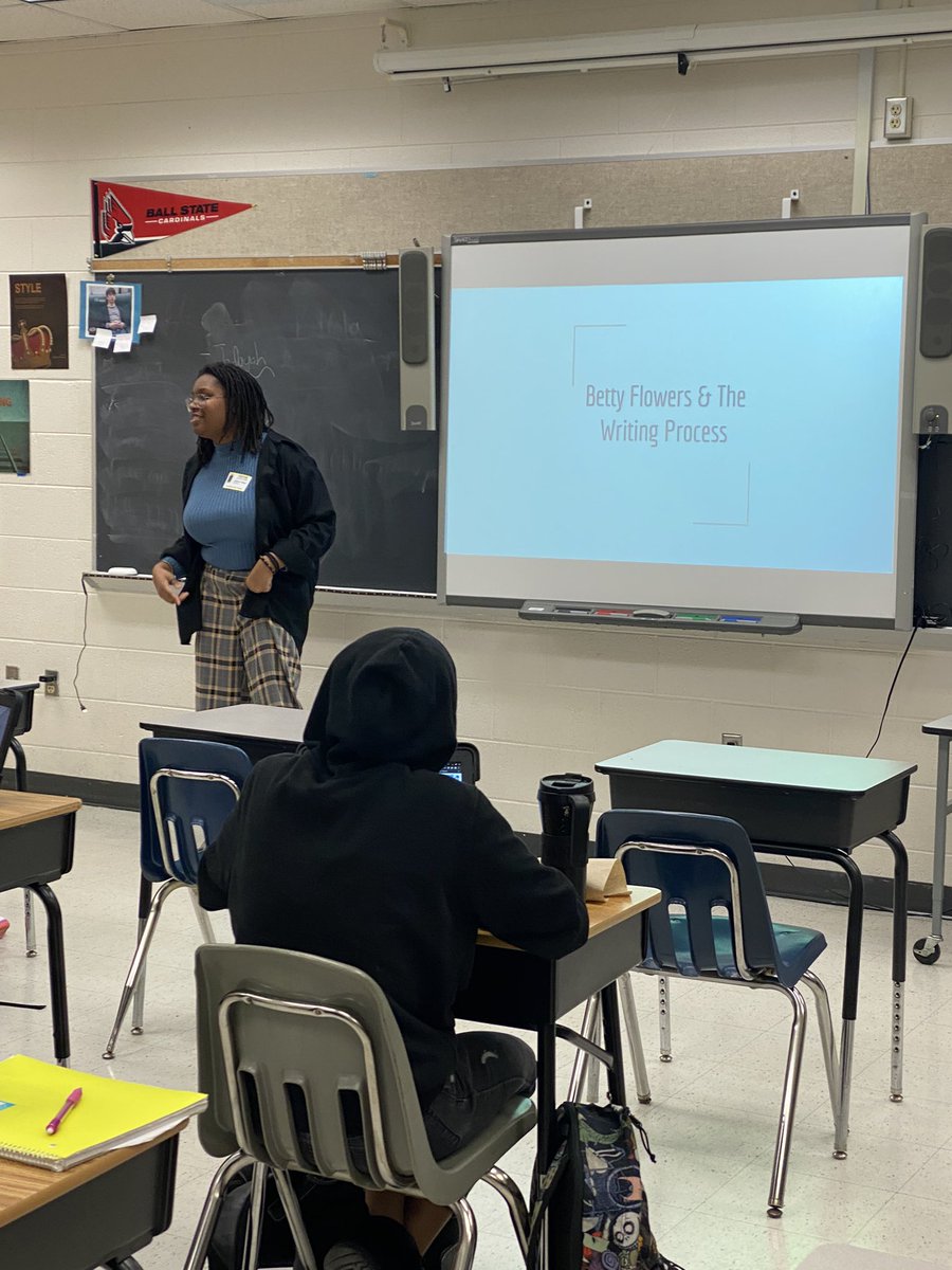 KSheeSmith's tweet photo. So so special to have alumni return. The “one of a kind” Jadayah Parker returns to speak to #WsHSMag Creative Writing classes about life after high school, writing strategies & college. @NNPSWoodside
#NNPSArts https://t.co/6bRkQQomYZ