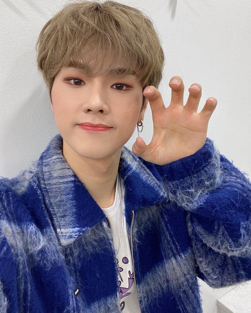 Con pose de 🐱 para celebrar que the #mǝ𖦹w𖤐tunēs is out now me ando reportando, no importa la hora ni nada bc la fiesta no acaba, hasta ahora empieza. Y todo porque estamos de pachanga por los #𝟻𝟶天与·𝕋iara, vamos por más, love you Tiarita!

𝙼is𝑓it 𝟷𝟸𝟽 𓆪𓈒 #𝕶oe͟mi 🍌.