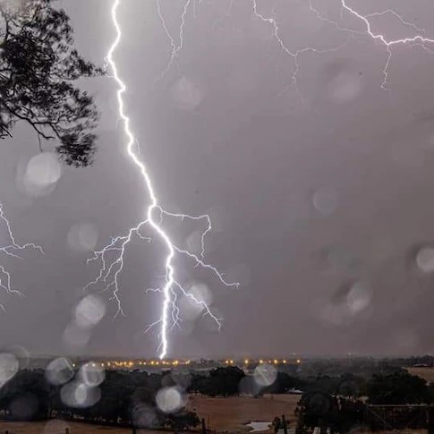 FrontierServic6's tweet photo. We are currently facing a double emergency with floods in the Kimberley and fires in southern Western Australia. Our Bush Chaplains in the region are keeping a watch on the emerging crises and will provide updates as the situation unfolds.

[Photo credit: ABC News] https://t.co/MTih5fN0sj