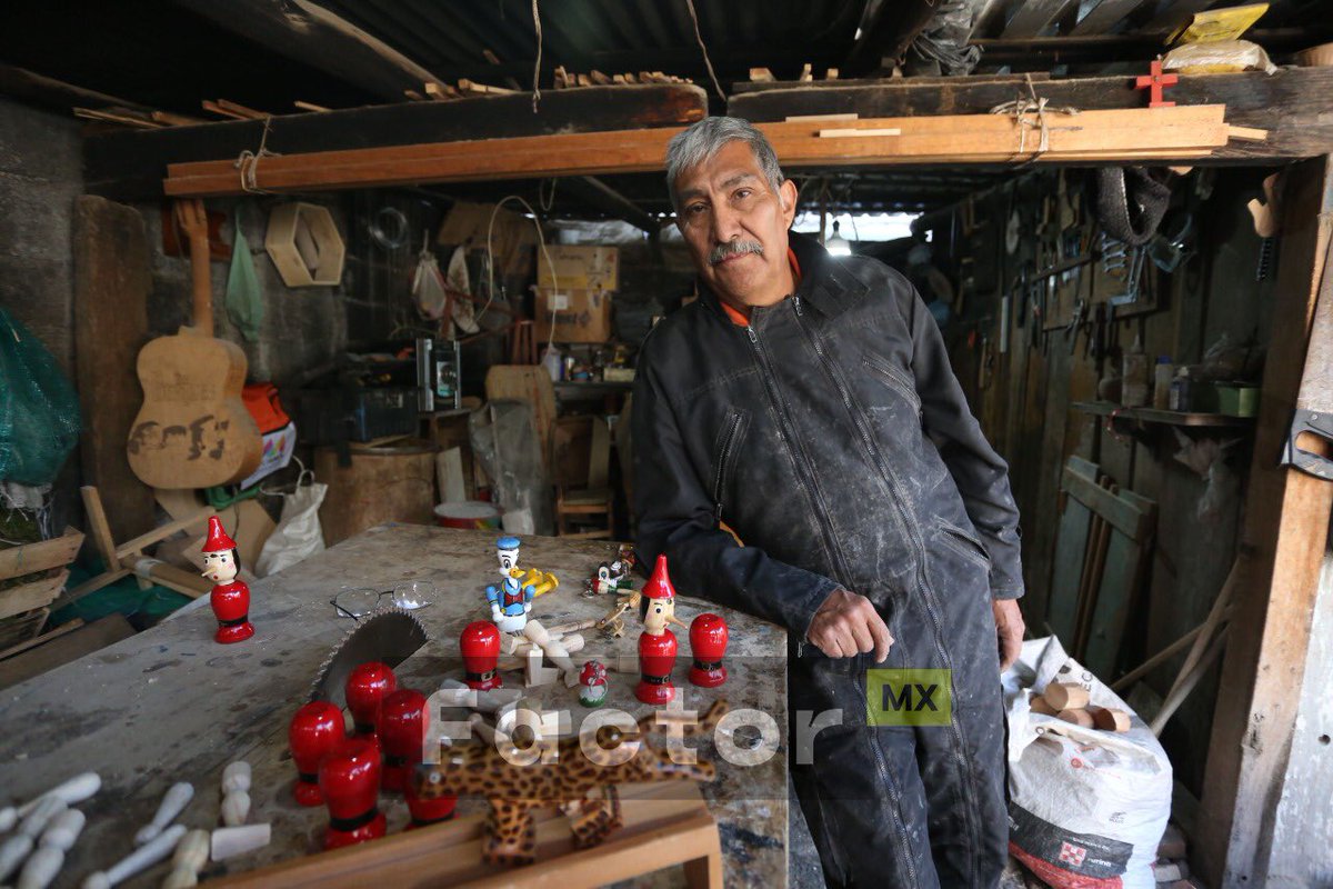factormx_'s tweet photo. 🪵 Él es Luis Suárez, carpintero de #SanAntonioLaIsla a quien, por su destreza y dedicación para crear muñecos con forma de #Pinocho, lo bautizaron como el #Geppeto mexiquense
🪚El artesano lleva más de 25 años creando estos muñecos desde cero con madera, su torno y elástico https://t.co/wJrvQyM9pQ
