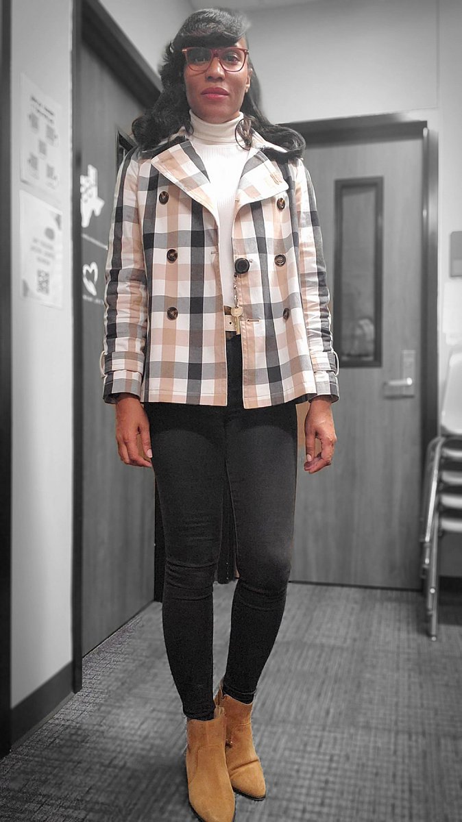 Getting a sharp dresser button from my principal @CarrieLCaruso made my day today 😊. I believe professional dress leaves a positive impression on our students....and personally it's a form of self care for me. This sharp teacher is one proud panther.  <a href="/MDJH_Panthers/">McDonald Junior High School</a>.