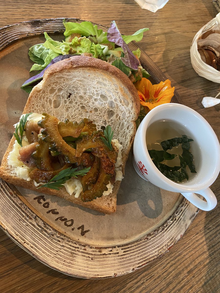 arivosmile's tweet photo. 病院帰りにモーニングしてきた😃グリーンスムージー飲む時苦いだろうな〜とドキドキしながら飲んだけど美味しくてビックリした♪トマトも安くなってるとオススメされたの義母の分も購入。短い時間でしたエエ時間でした❣️
#クックハル
#Cookhal
#名護市
#モーニングもやってる
#次はホットドッグ食べる https://t.co/INXJ3DhstD