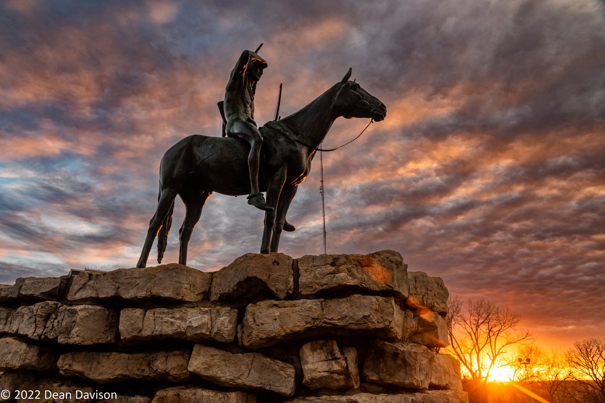 DeanDavison_KC's tweet photo. Scout at Sunset.
#HowWeDoKC #KCScout #winter2023 #KansasCity #sunset2023 https://t.co/vV1aUMCH2O