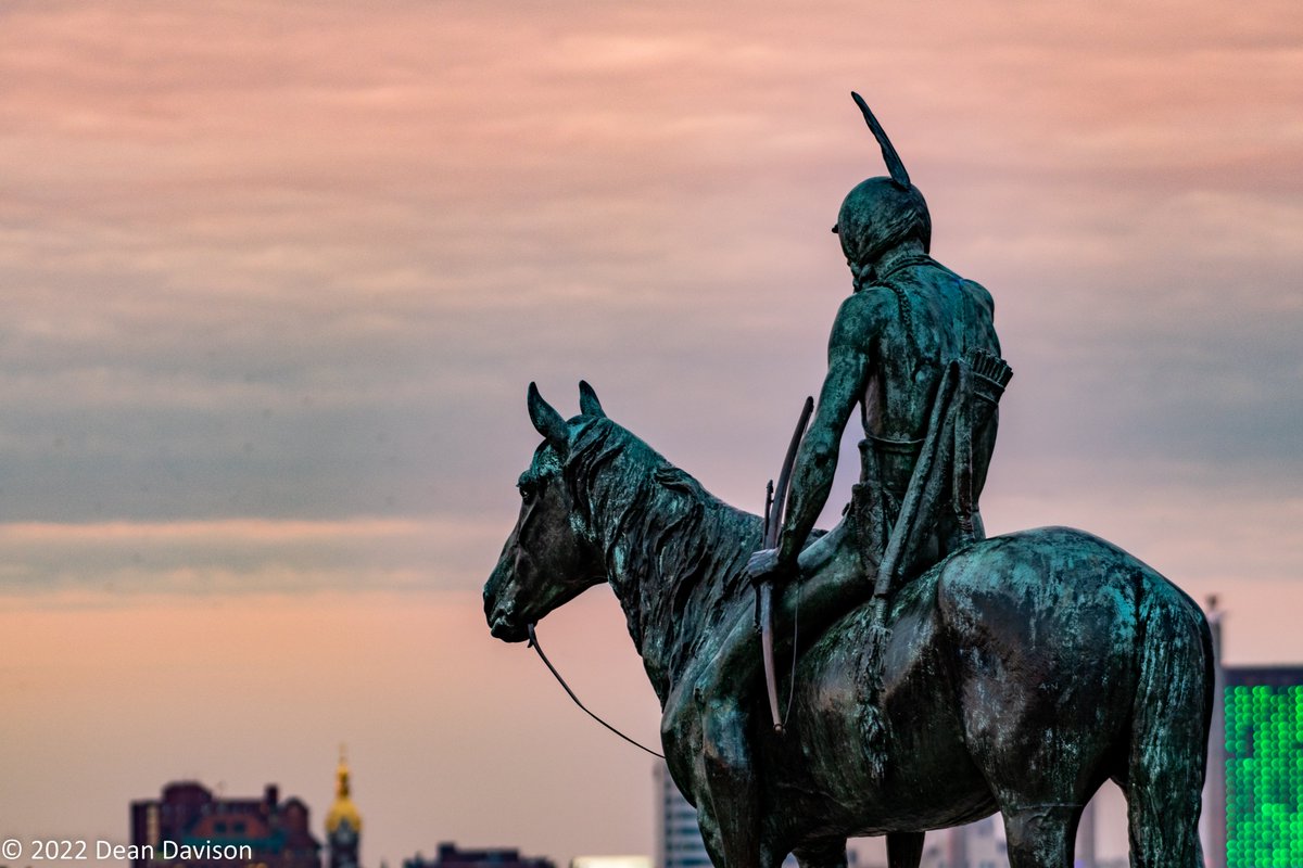 DeanDavison_KC's tweet photo. Scout at Sunset.
#HowWeDoKC #KCScout #winter2023 #KansasCity #sunset2023 https://t.co/vV1aUMCH2O