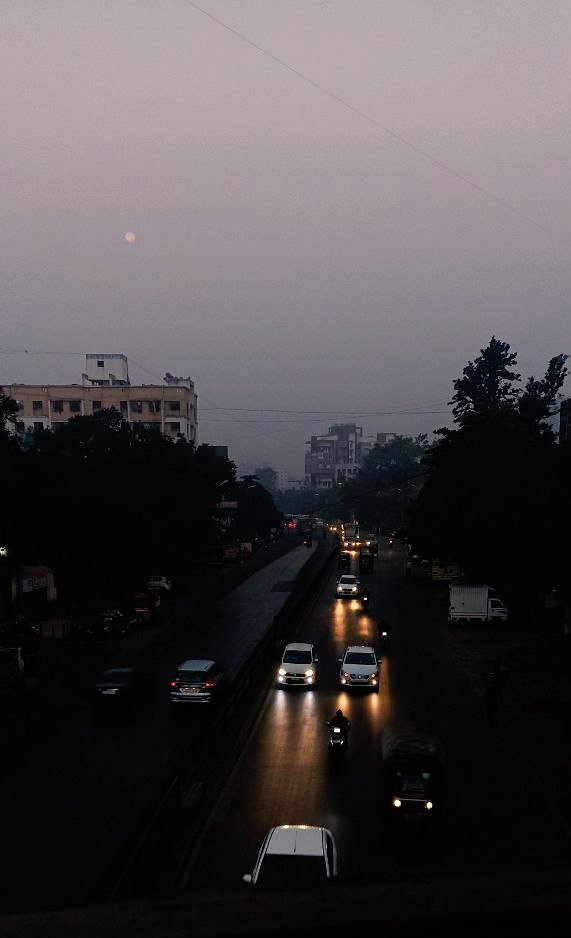 dnyaneshwrashok's tweet image. माणसाने विझलेले दिवेही पहायचे नसतात
आणि आजूबाजूची रोषणाईही पहायची नसते....
ज्याला चालायचं असतं,
त्यानं फक्त आपल्या ओंजळीतला दिवा जपायचा असतो,
आणि अविरत चालायचं असतं....
ध्येय गवसेपर्यंत...!

#व. पु.
#Morning🌱