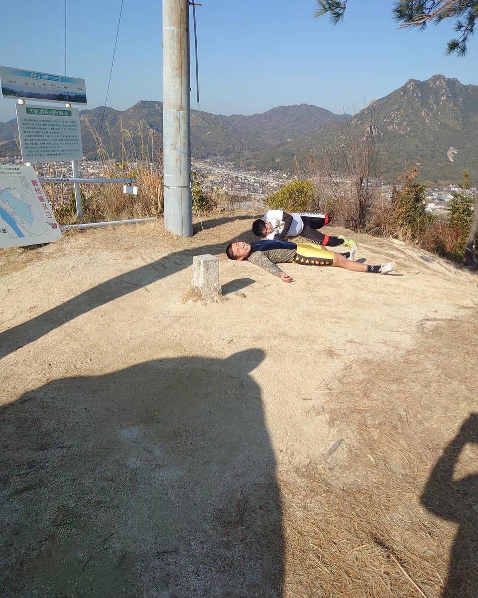 YKeirin's tweet photo. あけましておめでとうございます。
愛好会は、1月11日が今年最初の愛好会訓練でした!
今年も山口県の受験生の応援よろしくお願いします!
寒い中陸トレ頑張っていました!
合格発表まであと9日!!

#競輪選手 #防府競輪 #プロ選手
#夢 #1億円 #アスリート #自転車
#スポーツ #運動  #トレーニング
#中学生 https://t.co/QRpJSfCloZ