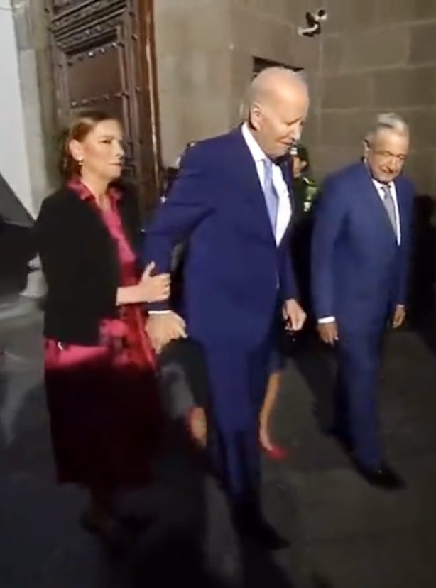 DonMelitn2's tweet photo. @lopezobrador_ Histórica vergüenza para el país.

Nos representan un narcisista que no deja de hablar y una empalagosa que no respeta el espacio personal.

la 4T y su circo de 6 años. https://t.co/Rlk3k3mRcm