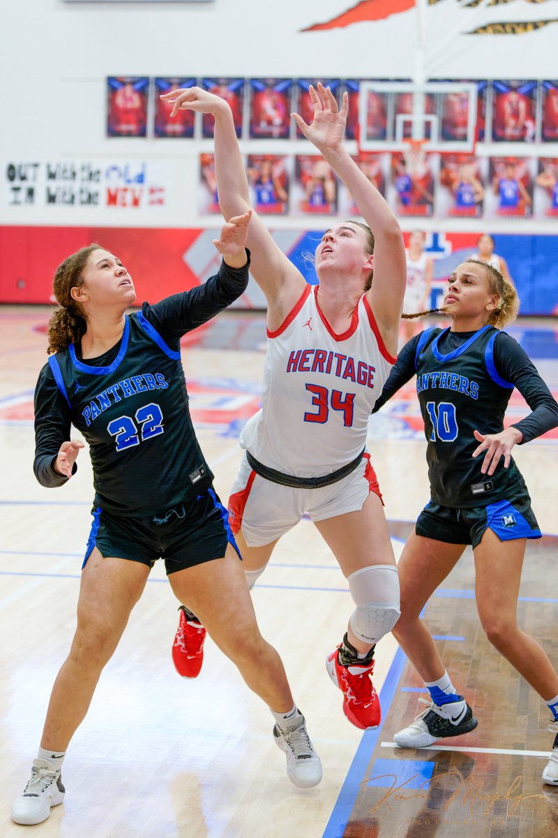 KenMurphyPhoto's tweet photo. #jagswin Great win for the Midlothian Heritage girls over crosstown rival Midlothian HS, packed energetic fans....great respectful energy in the bld. Final score: 69-59 #composure #neverpanic
Part 3 of 4.
@jagbbgirlsboost @MidloHeritage @MISD_Athletics
@Gosset41 @MHHSGirlsBB https://t.co/f2j7nBHffA