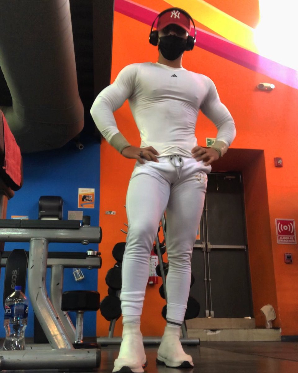 juniorcanoca's tweet photo. Hoy termine muy sudado 💦😈 y dos personas en el gym  me dijeron que que guapo me miraba que que  comía para estar así !  🤭🍑🥵 pensé en decirles que muchos  culitos  🤭😉💪🏼🥵 pero me reserve mis comentarios 😜🤭😈 https://t.co/aP3JSiVXSK