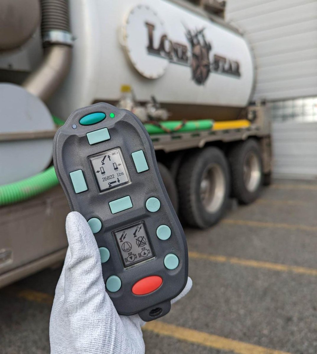 Aarcomm's tweet photo. When Lone Star drops by, you make like a cowboy and jump on that stallion! 🐴
#hydrovac #vactruck #vacuumtrucks #wirelessremote #vacuumexcavation #airexcavation #DigSmart #DigSafe https://t.co/KcwRd4NAw7