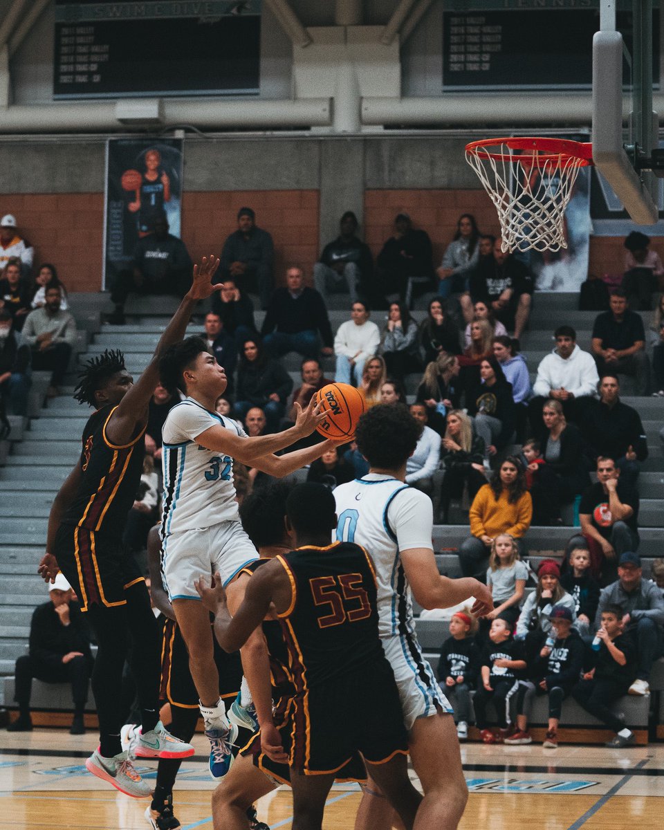_djcphoto_'s tweet photo. @cnbroncosbball take down @ClovisWestBask1 68-66 😮💨😮💨😮💨
Broncos prove they run the valley tonight! 🐴🏀🔥#newnumberone
@1430ESPN @gabecamarillo_ @paulmeadors @Pdouble_33 https://t.co/UeRMbV6MEf