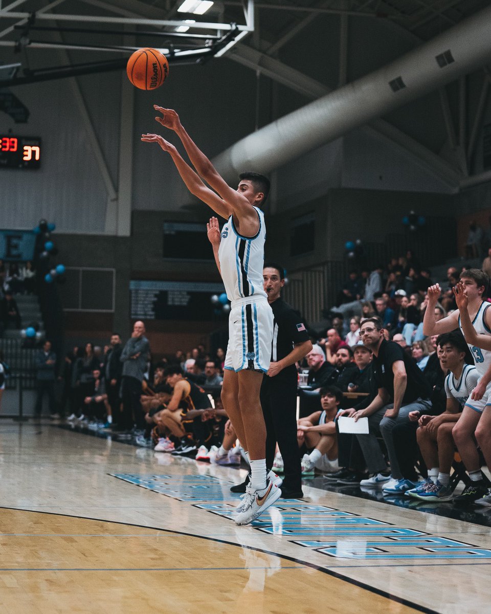 _djcphoto_'s tweet photo. @cnbroncosbball take down @ClovisWestBask1 68-66 😮💨😮💨😮💨
Broncos prove they run the valley tonight! 🐴🏀🔥#newnumberone
@1430ESPN @gabecamarillo_ @paulmeadors @Pdouble_33 https://t.co/UeRMbV6MEf