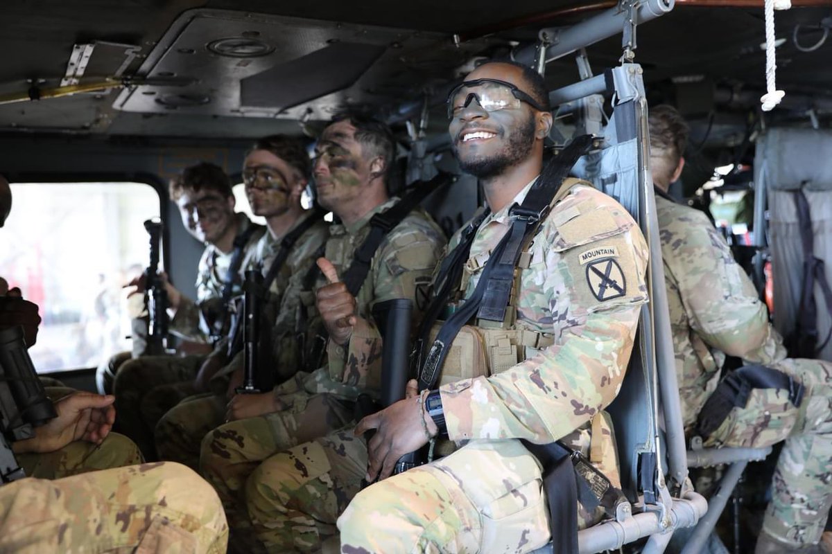 18airbornecorps's tweet image. Our #SkyDragons w/ A Co, 2-30 Infantry Bn., @10MTNDIV conduct training w/1st Bn., 5th Aviation Regiment during an exercise out to the Peason Ridge training area at Fort Polk to conduct STX lanes ensuring they maintain #Proficiency while increasing their Lethality as a team.
