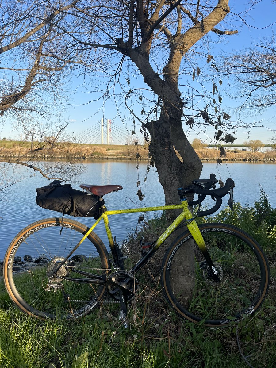 TLEATACStaff's tweet photo. バイクパッキングでキャンプしたいけど、ポーランド軍幕とスナグパックのソフティエリート5はチャリに括り付けられるのだろうか。ULとは程遠い。#新米牧師ヨハネ　#スタッフの日常　#allcity #machoking https://t.co/RGj0qePkNN