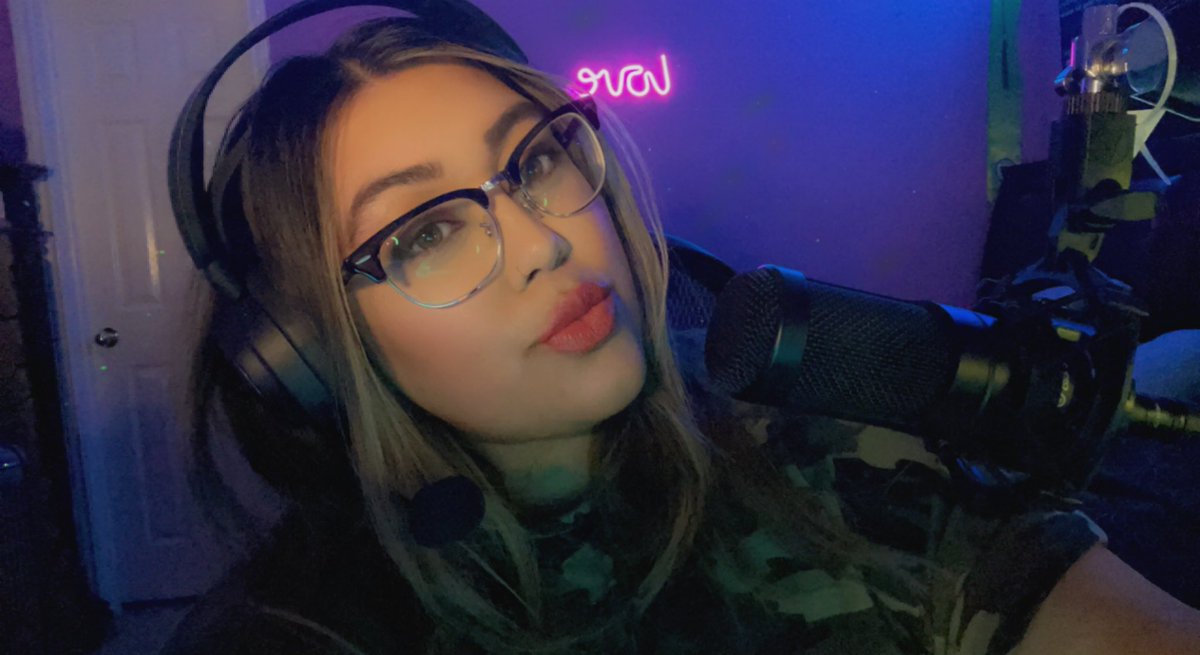 _iRzia's tweet image. IM BACK! Dual pc set up! Come say hi! twitch.tv/irzia #live #twitch