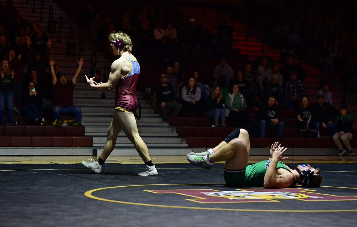 JonKlemme's tweet photo. SDHS Wrestling - Harrisburg and Pierre put on a great show tonight in Harrisburg with the contest decided on the last match. Pierre beat Harrisburg 31-28. #sdpreps #wrestling https://t.co/VMhblIoZrt