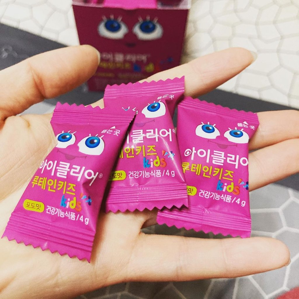 makeupchilli's tweet photo. 💰#490฿
🇰🇷 Eye Clear Lutein Kids Jelly ลูทีนบำรุงสายตาสำหรับเด็ก เยลลี่ วิตามิน ลูทีนบำรุงสายตาสำหรับเด็ก แบรนด์ในเครือ Lacto Fit น้องๆที่อ่านหนังสือ ทำการบ้าน สายตาล้าจากการเรียนหรือเล่นโทรศัพท์เป็นเวลานาน
📍1 กล่องมี 60 เม็ด รสองุ่น
#วันละ 1-2 เม็ด
#บำรุงสายตา #ลูทีน #eyeclear https://t.co/a8h9mm0mJk