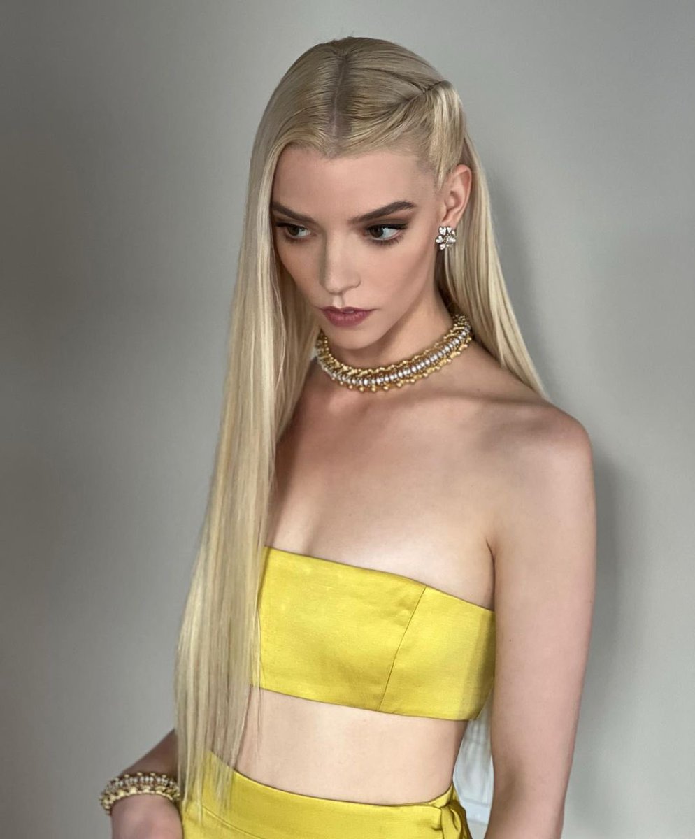 anya taylor-joy wearing dior and tiffany & co. for the golden globes 2023 anya taylor-joy wearing dior and tiffany & co. for the golden globes 2023