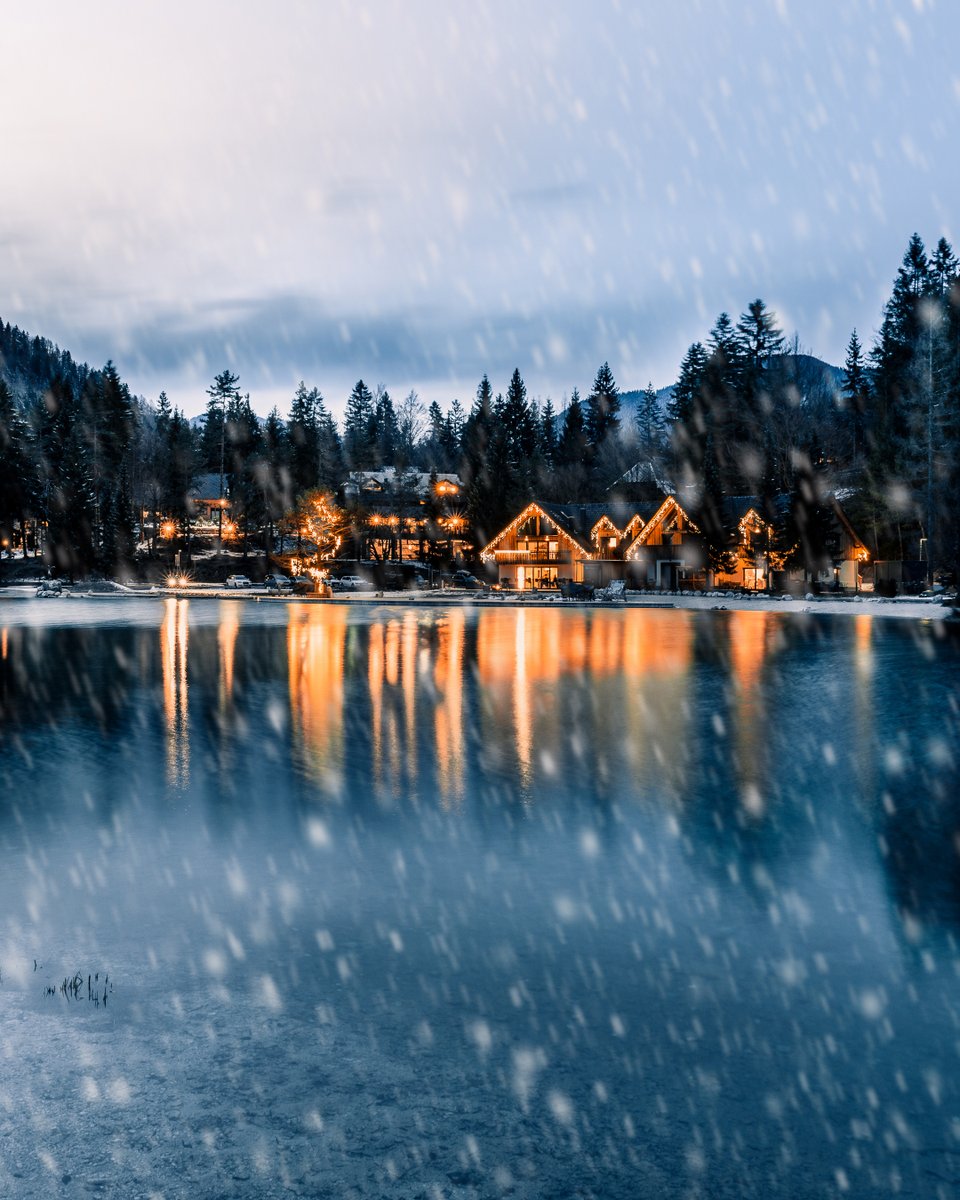 jeremy_7707's tweet photo. Moody shot of a lake. Use a low viewpoint for a dramatic perspective.🏞️ #lakephotography #landscapephotographytips https://t.co/ytDxEp0suZ