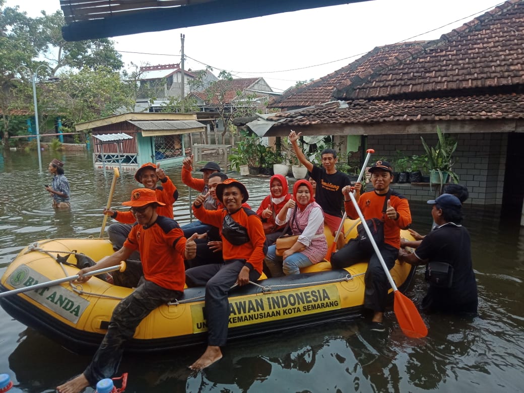 DPD IKA FH Undip Jateng Bantu Korban Banjir Kabupaten Demak

Cuaca ekstrem yang menerjang Jawa Tengah telah menimbulkan bencana banjir Salah satunya adalah Kabupaten Demak, DPD IKA FH Undip Jawa Tengah menyalurkan bantuan bagi para korban banjir di Demak pada Selasa (3/1/2023).