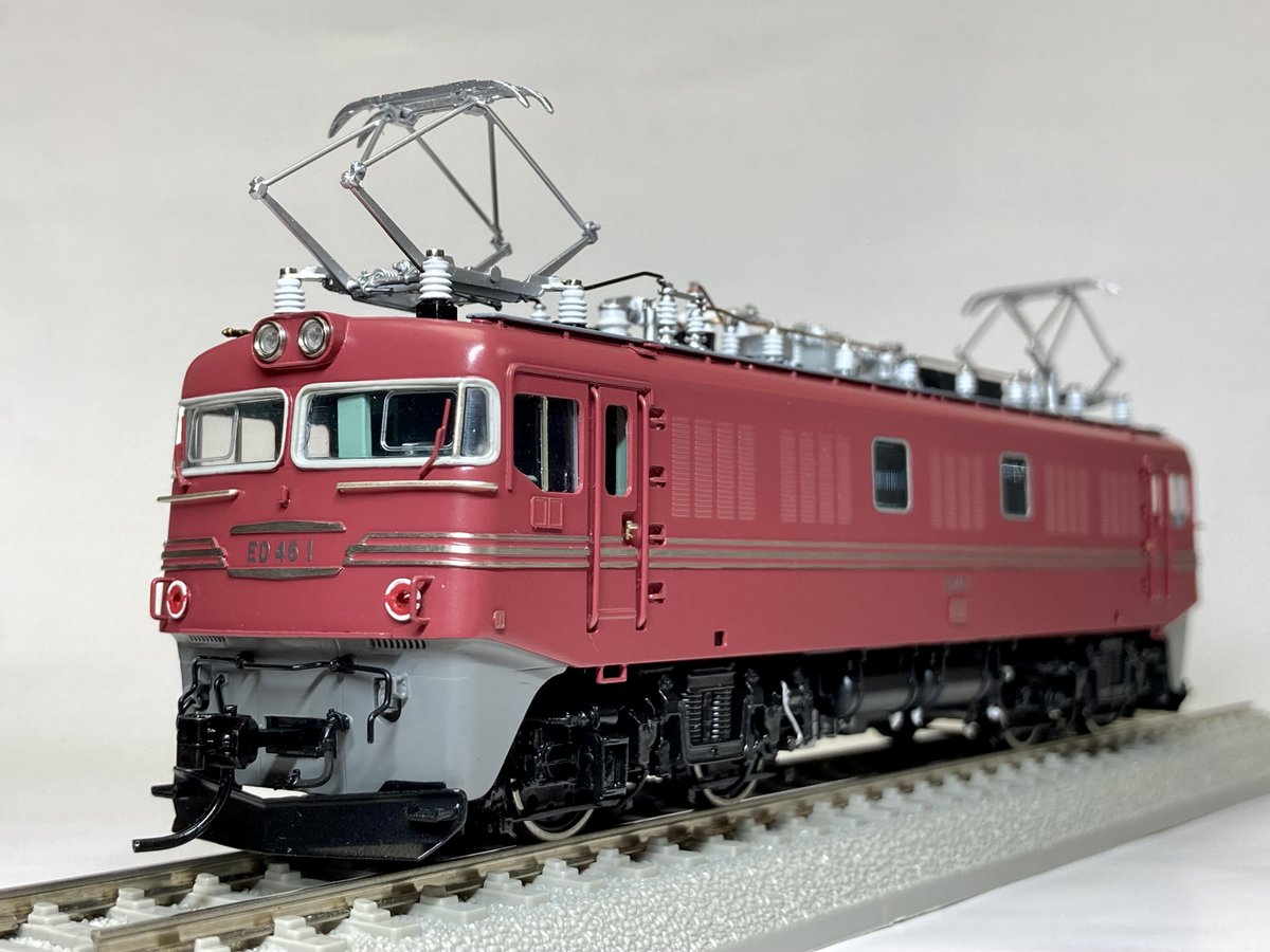 YurakuchoKtm's tweet photo. 【交直流電機の元祖】
個性的な外観が特徴の試作機、ED46。
交直流電機はその後、常磐線用のEF80、そしてEF81へと発展しました。

前面下部の通風口や屋上・床下機器の造形が美しいです。

天賞堂 ED46 落成時　363,000円(税込)
#鉄道模型 #天賞堂 #ED46 #試作機 #常磐線 https://t.co/TQU2pMThuc
