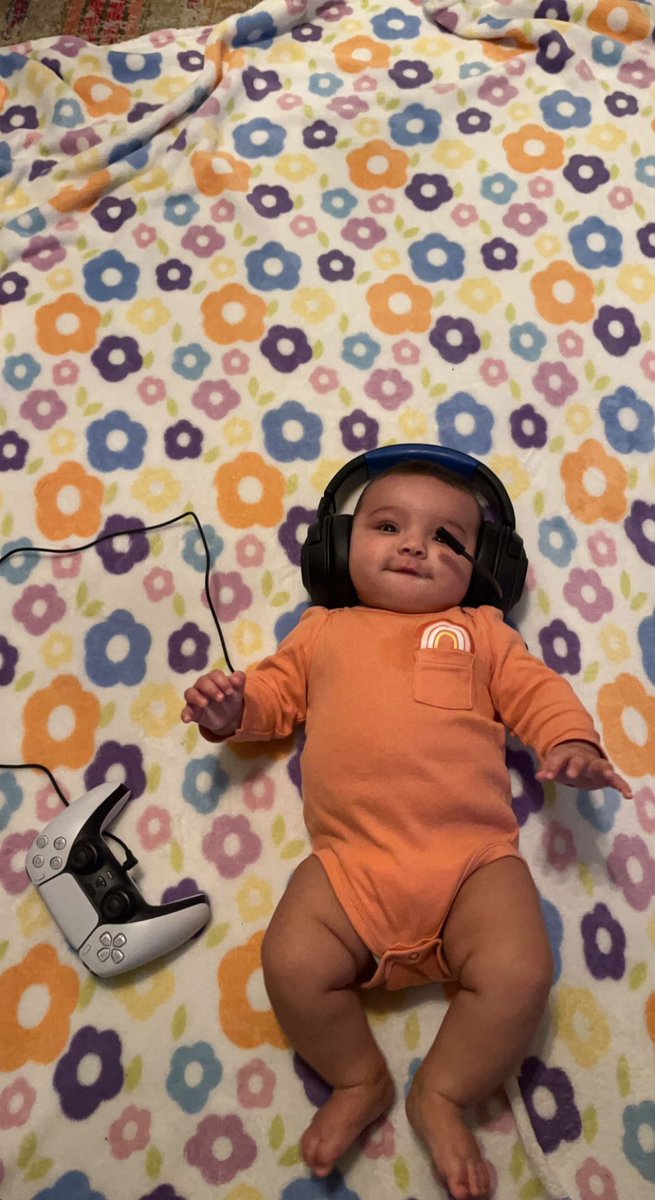 oliviaaaw123's tweet photo. Day 6: of recreating Pinterest baby pictures.. gamer girl 🎮🎮

Inspo vs the pictures 😹🤎🧸 https://t.co/SbR0qyV2eX