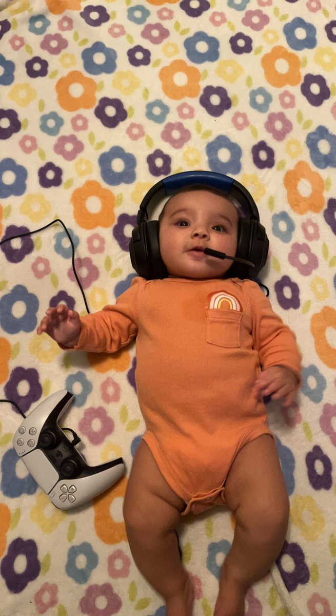 oliviaaaw123's tweet photo. Day 6: of recreating Pinterest baby pictures.. gamer girl 🎮🎮

Inspo vs the pictures 😹🤎🧸 https://t.co/SbR0qyV2eX