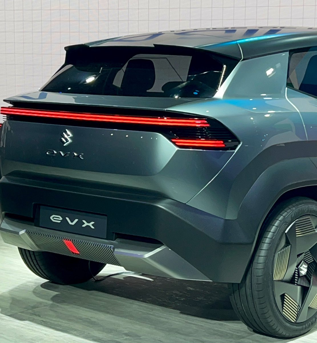 Kranti_Sambhav's tweet photo. Hello from the @AEMotorShow doston ..first event done ..@Maruti_Corp is calling this concept EVX ..2025 launch, 550 km tested range ..whatusay!? #AutoExpoWithTimesDrive #AutoExpo2023 @TNTimesDrive https://t.co/4sIx7O2LX6