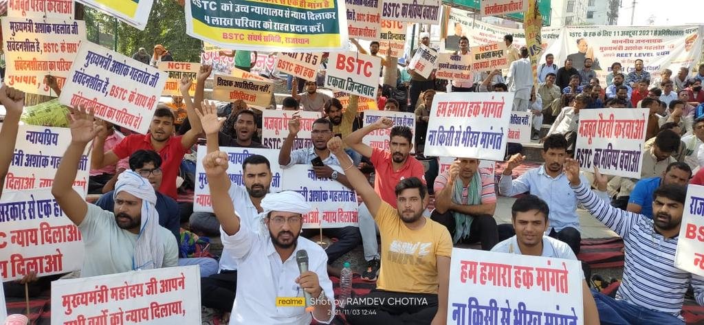 Mahendra_SFI_RJ's tweet photo. आज सुप्रीम कोर्ट में #BSTC_बीएड_विवाद की फाइनल सुनवाई है उन्हें सत्ता का घमंड है हमें हमारे संघर्ष पर क्योंकि संघर्ष सत्य के लिए था उस सत्य के लिए जंग जारी है  
आज #BSTC_की_जीत_हो 🙏
#सत्यमेव_जयते ✌️
@Sushil16492277
@MukeshRuyal 
@Mahendra_SFI_RJ 
@SFIRajasthan https://t.co/0fTHlshe7i