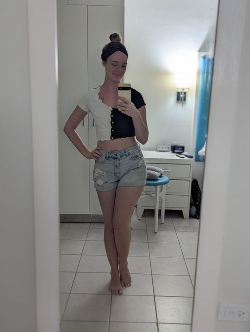 New nudes on my OF...😋 https://t.co/Vrf5roic0a