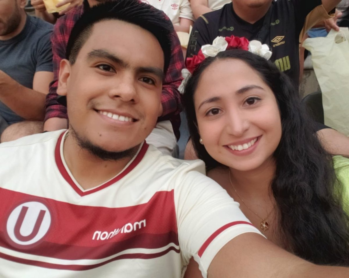 Renzo_Acha's tweet photo. Con ella alentando al más campeón! ❤ #YdaleU https://t.co/uIKqc23mMT