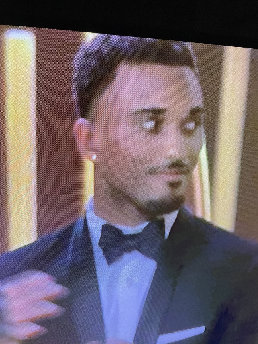 TFunnyman's tweet photo. #GoldenGlobes2023 #TrophyBae https://t.co/LdCm1Shn3N
