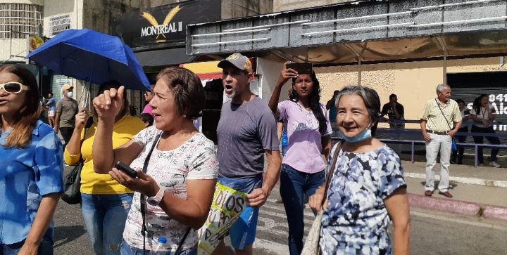 BRGUARICO's tweet photo. En las protestas del #09En y #10En de los Educadores en #SJM #Guarico familiares y amigos exigen la libertad de los luchadores sociales #LiberenAReynaldoCortes
#LiberenAlcidesBracho
#LiberenGabrielBlanco
#LiberenAlonzoMelendez
#LiberenNestorAstudillo
#LiberenEmilioNegrin https://t.co/XztO3BFL8M