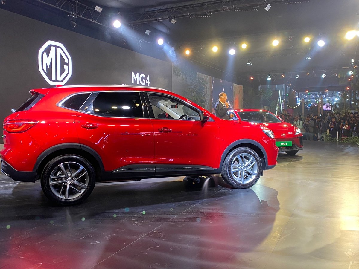 ExpressDrives's tweet photo. @MGMotorIn  unveils two technologically advanced, high-safety, and zero-emission electric vehicles (EVs)  - MG4, a pure-electric hatchback EV, and the MG EHS, a plug-in hybrid SUV #AutoExpo2023 #AutoExpowithFE https://t.co/D19IaLVTaf