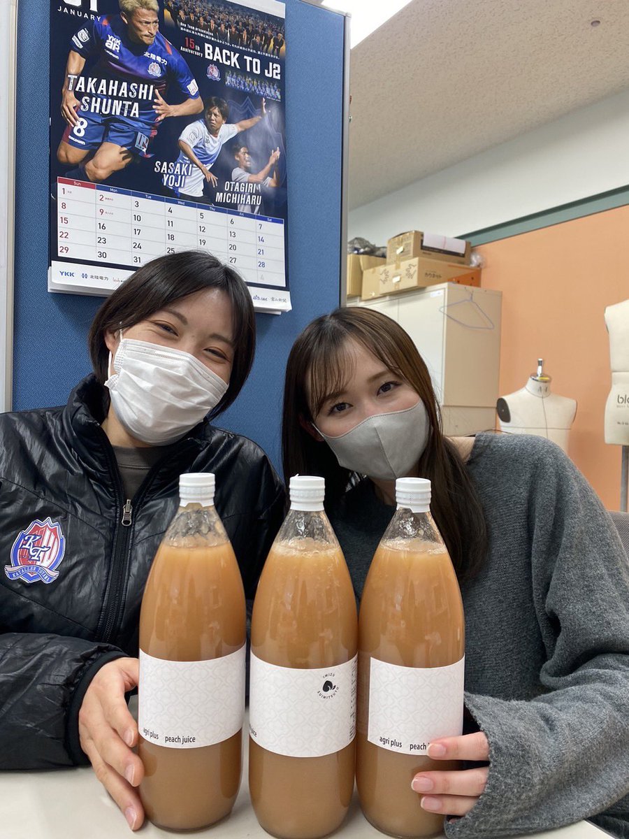 kataller_eigyo's tweet photo. #射水市 #アグリプラス株式会社 様から水蜜桃ジュースを頂きました🍑 高木社長の想いがぎっしり詰まった甘〜い甘〜い桃ジュースです😍 いつもご支援ありがとうございます🙇♂️
#カターレ富山 #sp #onetoyama #agriplus https://t.co/cC9Ku00yGH