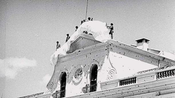 MazziniEsteban's tweet photo. El 1 de septiembre de 1975, el Palacio de #Carondelet fue rodeado y atacado por una facción del Ejército Ecuatoriano. El objetivo del ataque era destituir al general Guillermo Rodríguez Lara. Este episodio dejó un saldo de 25 muertos y 53 heridos entre civiles y militares. https://t.co/rct3jtpgDN