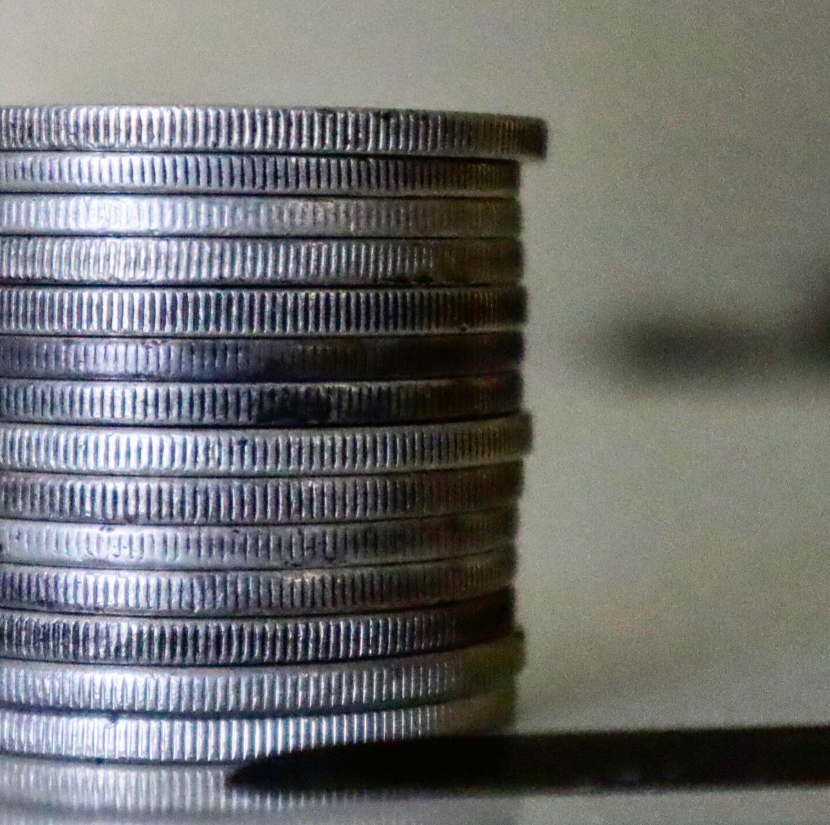 WadeQuick2's tweet photo. #coins #silverdollar #Collectibles #knives Spyderco knife #coinstack #PeaceDollar https://t.co/KuzyztnL7x