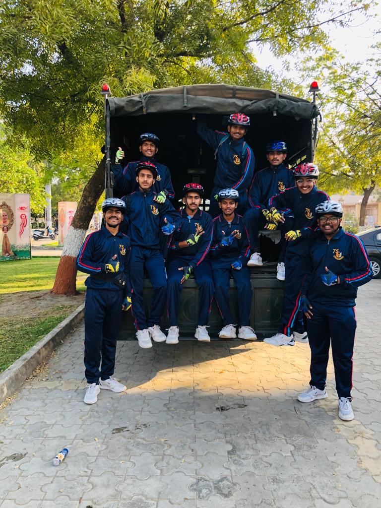 095_rishi_'s tweet photo. #Sabarmaticyclerally 
#AtmaNirbharBharat 
📍 Bharuch swaminarayan temple 🛕.. 
Buddy's 💪💙😍✨....
@ArvindKapoorTYG @DefencePRO_Guj @NCC_Dte_Gujarat @HQ_DG_NCC 
@Khush_patel_07_ @Rameshwar__11 @utsav1543 @manish01talpada @manavmahida91 https://t.co/rXS3Mw2O12
