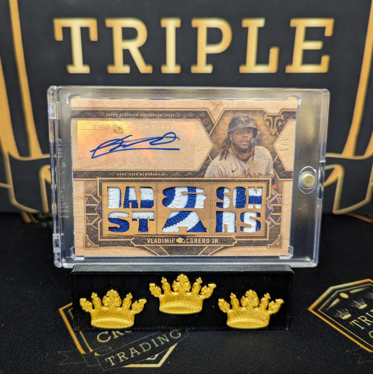 TCT_SportsCards's tweet image. Vladdy Jr. Wood 1/1 Jumbo Relic Auto from @topps Triple Threads Baseball

Another break, another 1/1 monster pulled on the best community for sports cards @loupetheapp 

Join us on Loupe for more hits like this! 

#topps #bluejays #triplethreads #toppstriplethreads