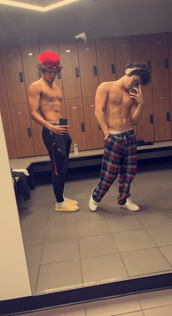 urdadeddie's tweet photo. Who wants to do a 3 way workout ? 😏 https://t.co/lv5UuCEMQG