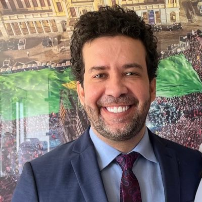 CostaMelo76's tweet photo. Vocês souberam que o @AndreJanonesAdv morreu??

Quem assumiu e tomou posse do mandato foi o seu sósia abaixo.

Sua morte ainda é um mistério, mas fontes seguras afirmam que ele morreu com um equipamento inserido equivocadamente no corpo.

Vejam como são idênticos: https://t.co/55Hq4geUOk