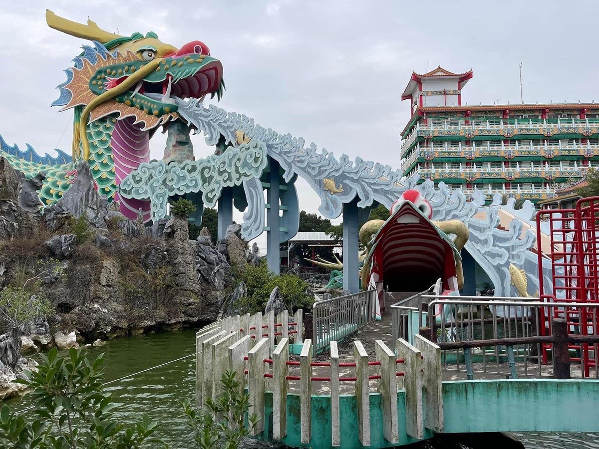 PieraChen's tweet photo. Taoist heaven as enacted by animatronics in Taiwan. There’s ‘Hell’ next door. Funny how mortals in these dioramas all wear plaid. https://t.co/KL9M6xt7r7