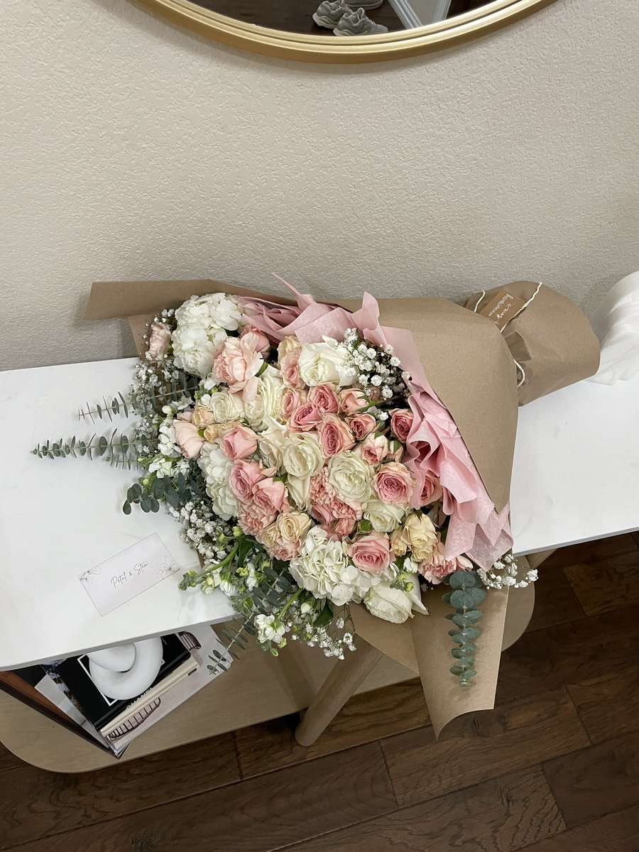 valentine’s day coming up… fellas you already know what ur girl wants. start pre-ordering your bouquets now! 🙊
💐 ig: @/petalnstem