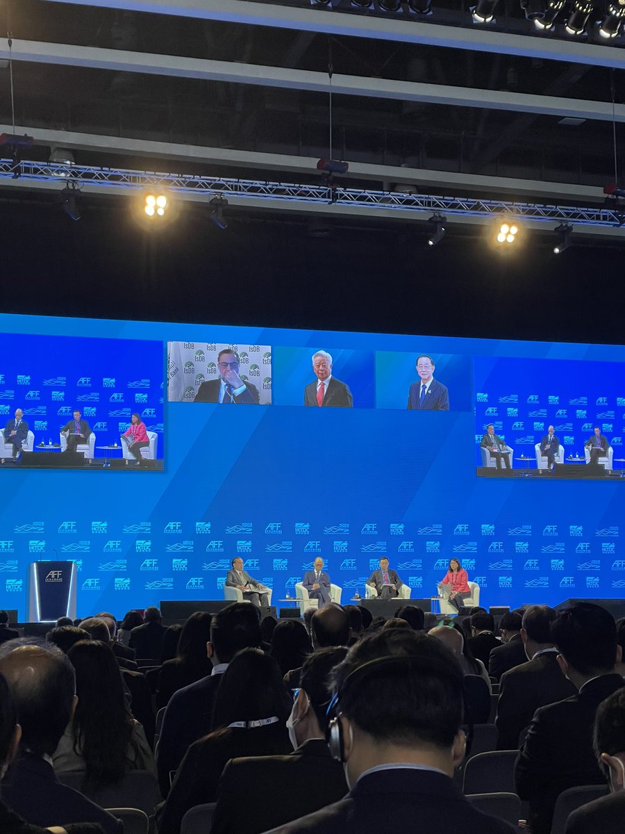 mkalenezy's tweet photo. من الوباء فأزمة سلسلة التوريد فالصراعات الجيوسياسية ثم التضخم وارتفاع تكاليف المعيشة ومن أزمة الطاقة إلى كارثة المناخ الوشيكة، المتحاورون في الجلسة الافتتاحية #مؤتمر_أسيا_المالي #Asian_Financial_Forum https://t.co/ZKS9W0NZKB